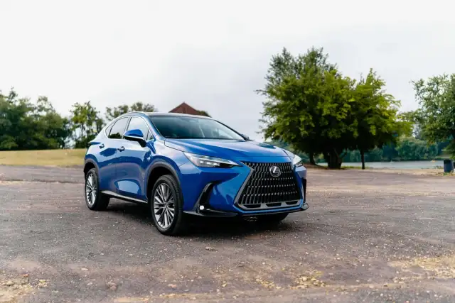 Lexus SUV Biru — Demo