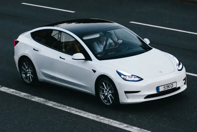 Tesla Model 3 Putih — Demo