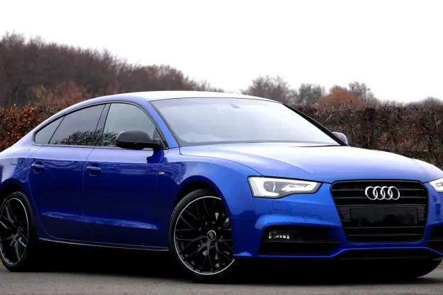 Audi Sedan Biru — Demo