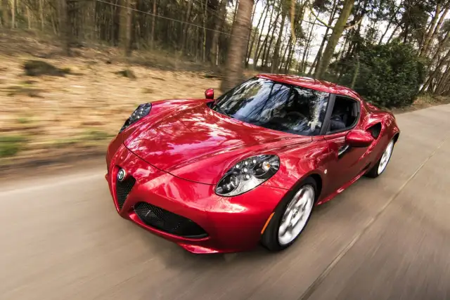 Alfa Romeo Sport Merah — Demo